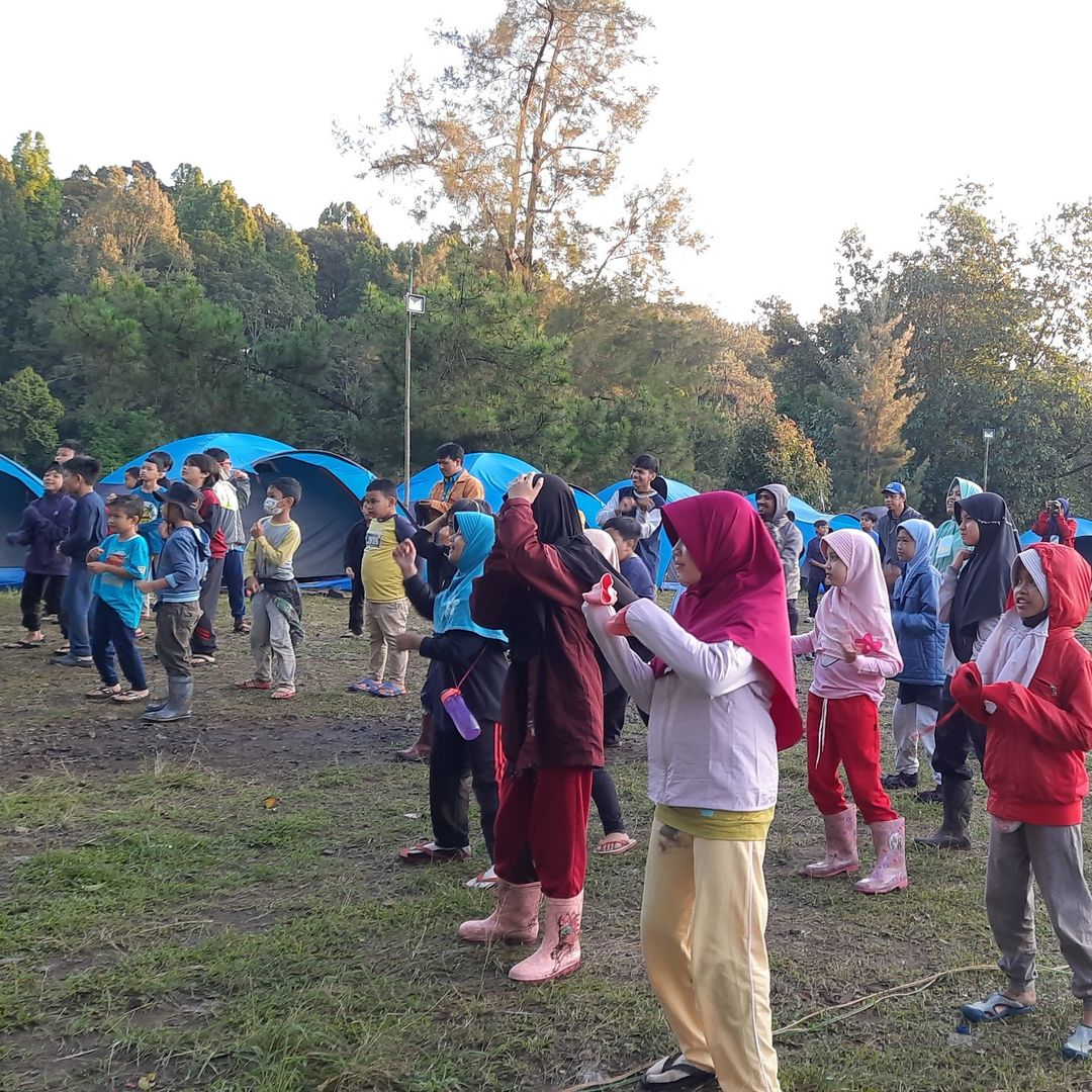 Tren Pendidikan Berbasis Pengalaman: Mahasiswa Pendidikan Masyarakat UNJ Observasi Praktik Petualangan Edukatif di Sekolah Alam Indonesia Cibinong