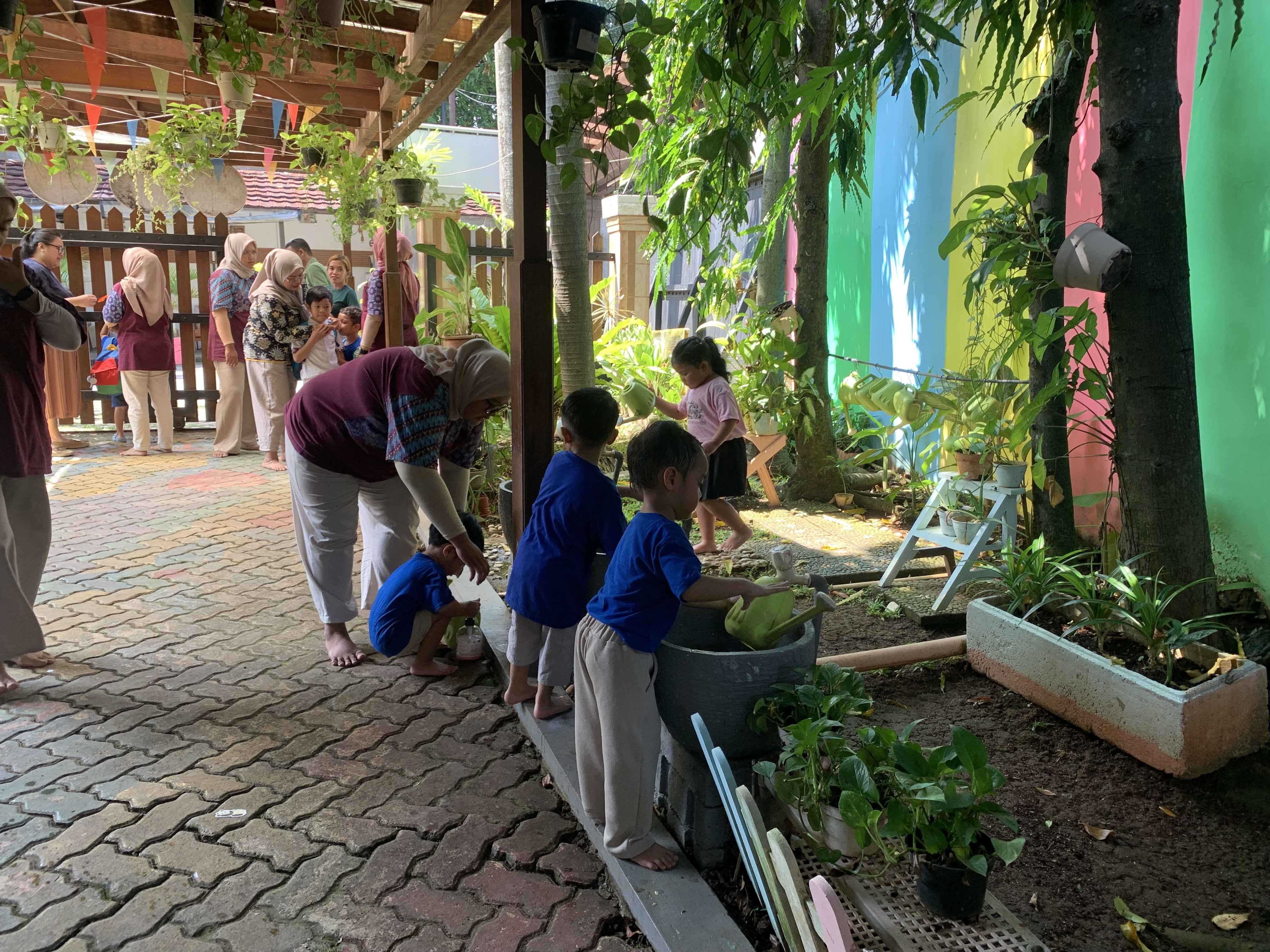 Mahasiswa Pendidikan Masyarakat UNJ Dokumentasikan Metode Belajar “Hands-On & Nature-Based” di Sekolah Rumah Anak Cilandak